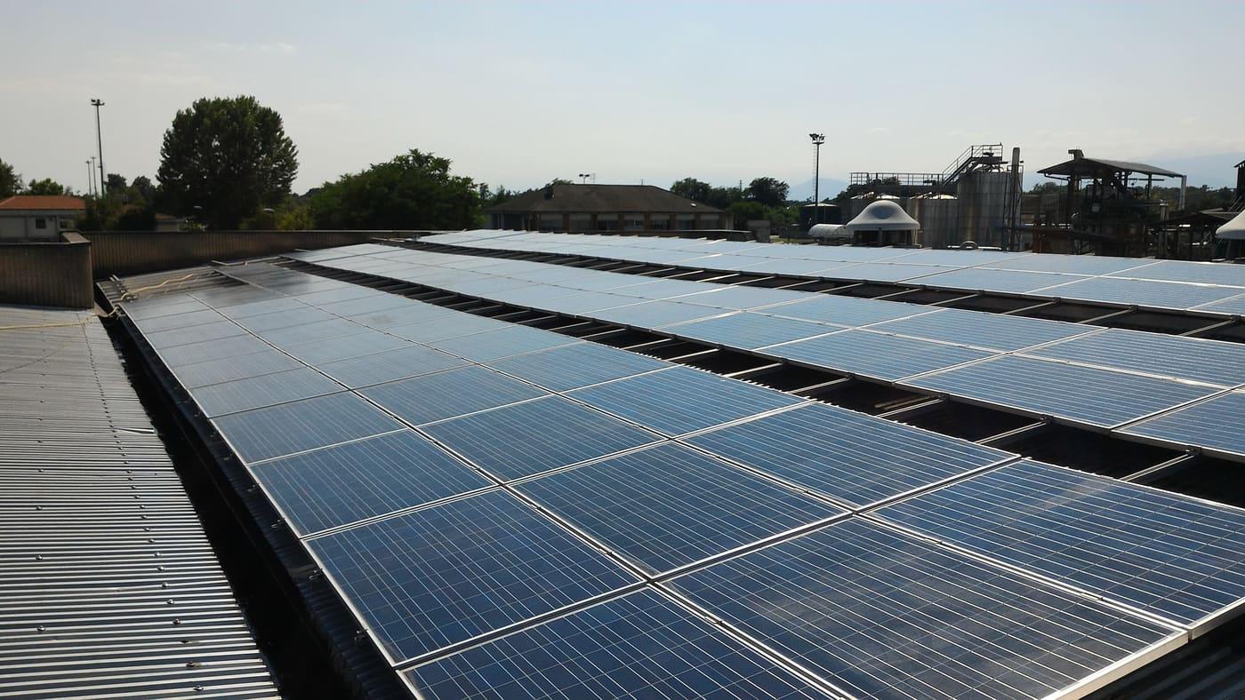 File di pannelli fotovoltaici su una copertura industriale