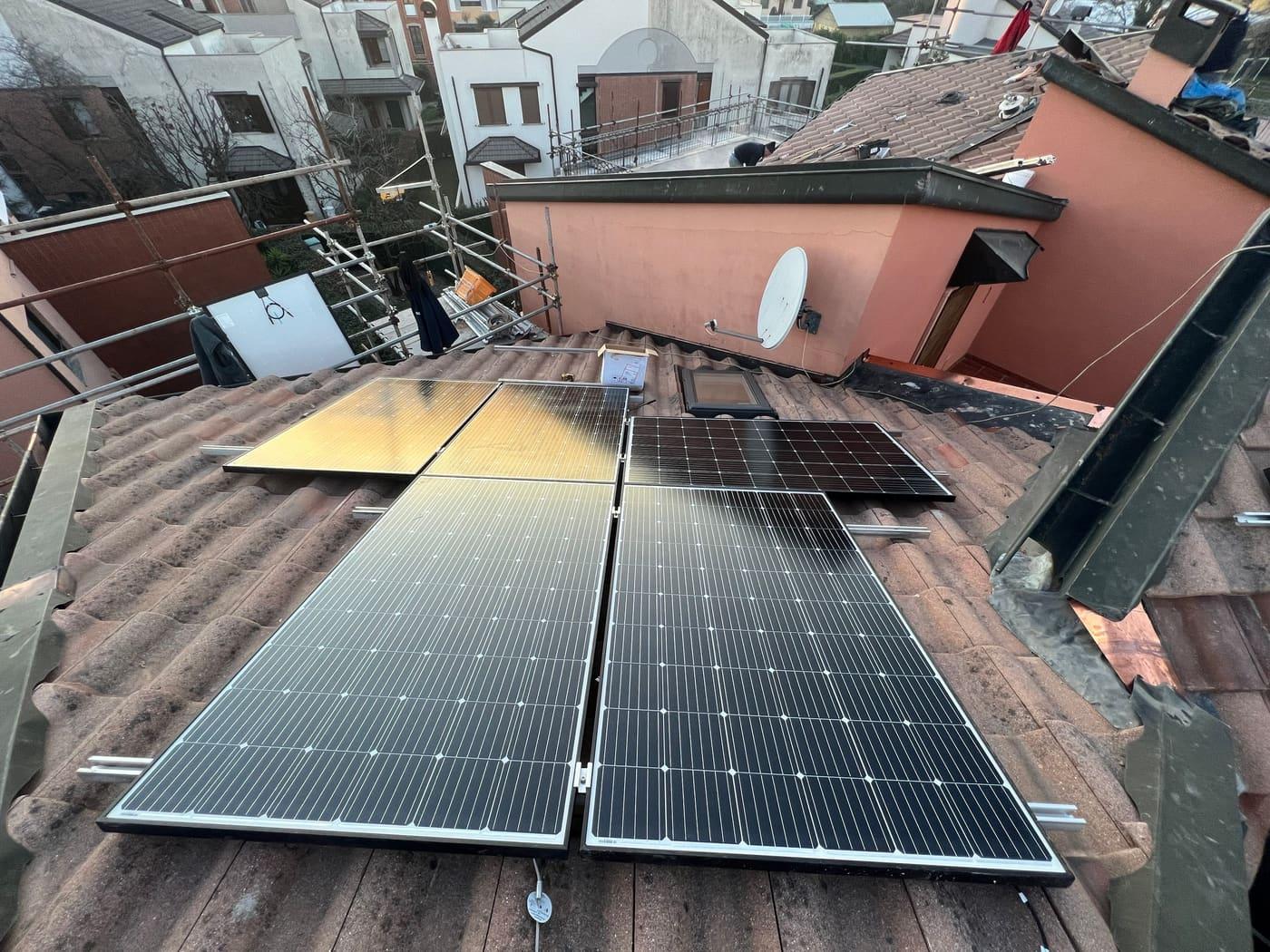 Pannelli fotovoltaici installati fra i tetti di un centro abitato