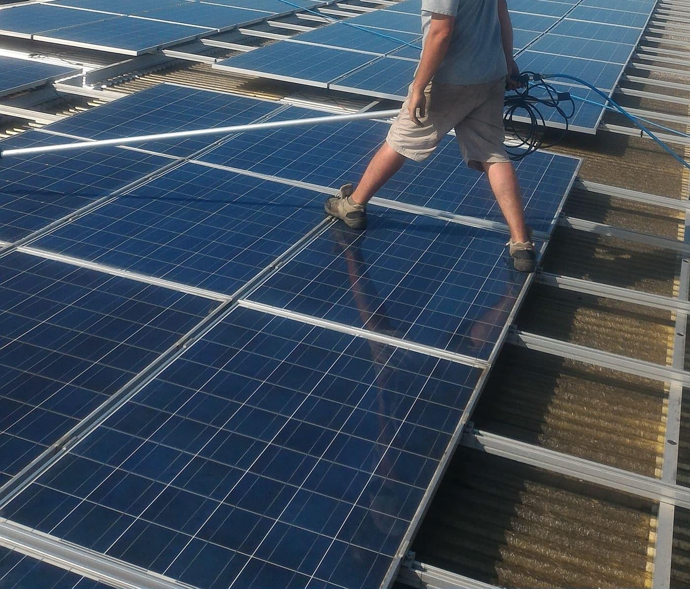 Pulizia dei moduli fotovoltaici su una grande copertura